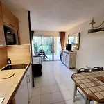 Appartement 4 Personnes Sur La Presqu'ile De Giens Avec Piscine Et Acces Direct Sur La