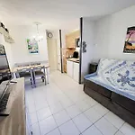 4 Personnes Sur La Presqu'ile De Giens Avec Piscine Et Acces Direct Sur La Appartement Hyères